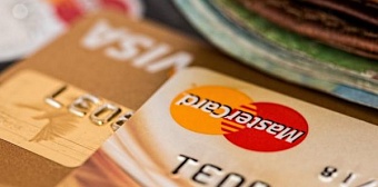 Россиянам стали предлагать дистанционно оформить карты Visa и Mastercard из зарубежных банков